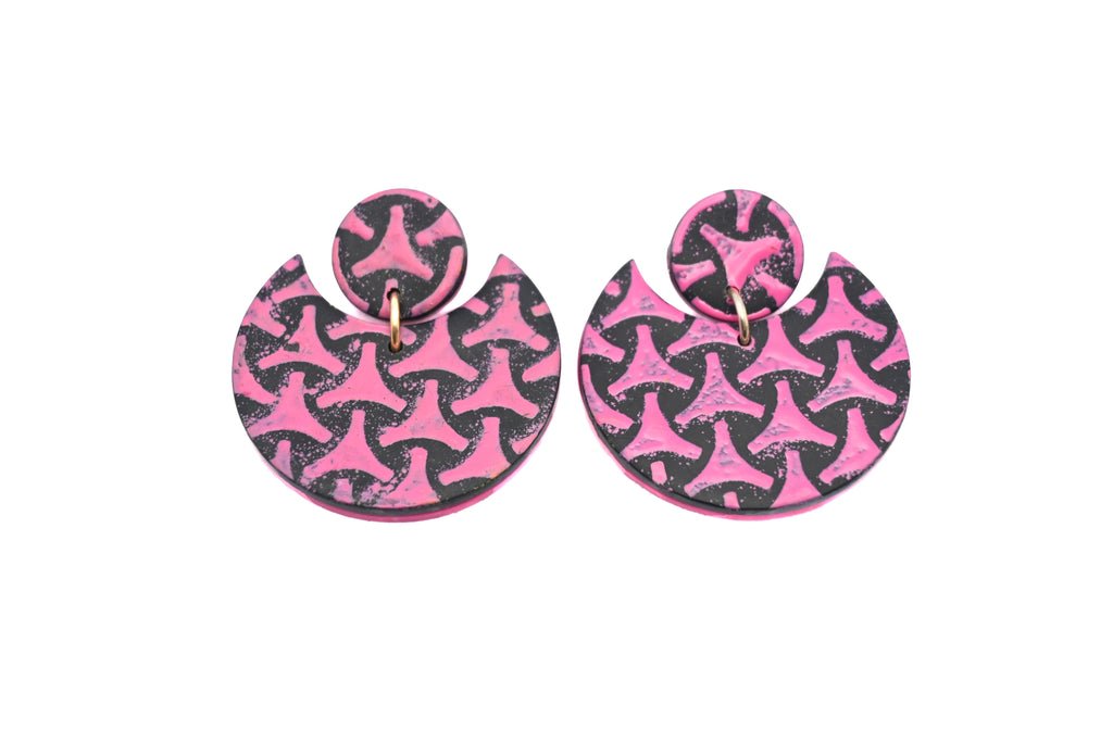 Imagen de los pendientes hechos a mano, modelo Punk con diseño en color rosa sobre fondo blanco