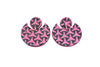 Imagen de los pendientes hechos a mano, modelo Punk con diseño en color rosa sobre fondo blanco