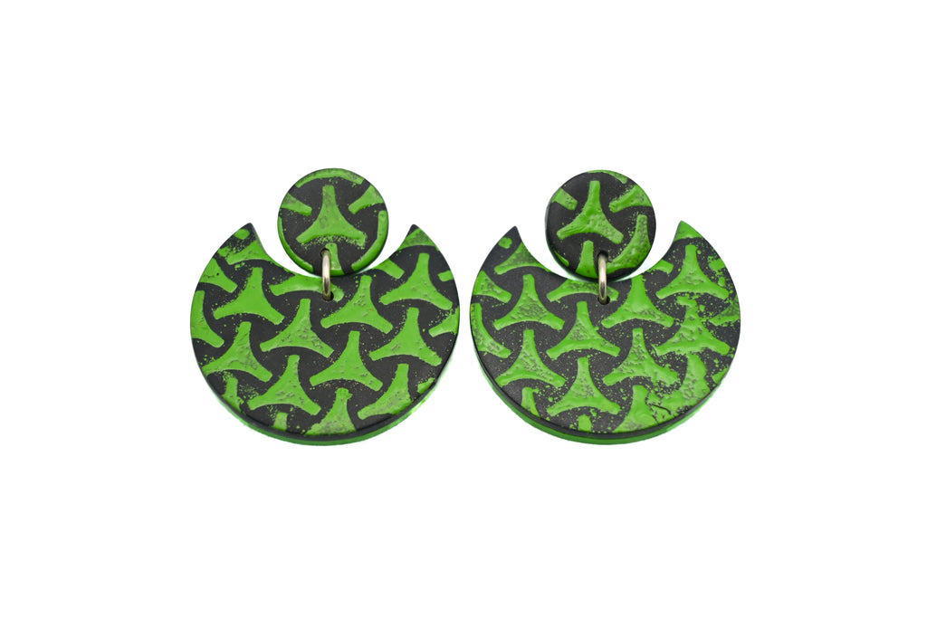 Imagen de los pendientes hechos a mano, modelo Punk con diseño de color verde sobre fondo blanco