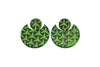 Imagen de los pendientes hechos a mano, modelo Punk con diseño de color verde sobre fondo blanco
