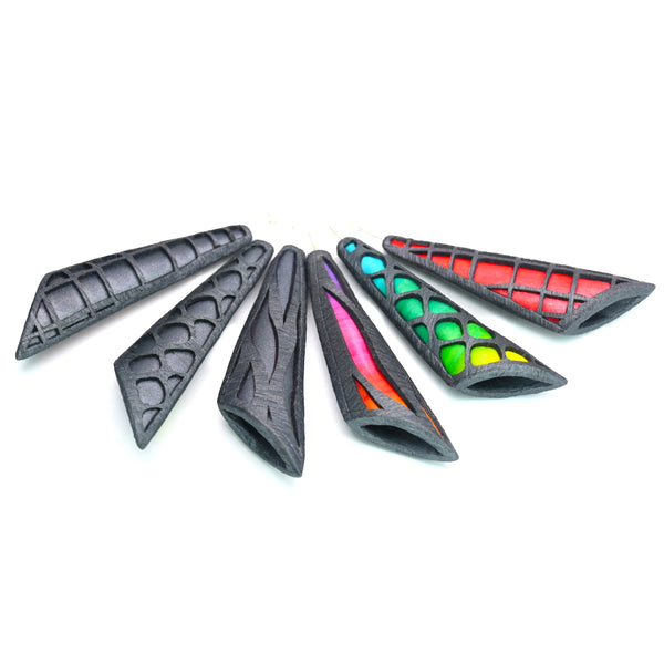 Pendientes ligeros hechos a mano en arcilla polimérica, estilo contemporáneo. Tres modelos distintos, rosa, verde y rojo con distintas rejillas geométricas.Imagen-1