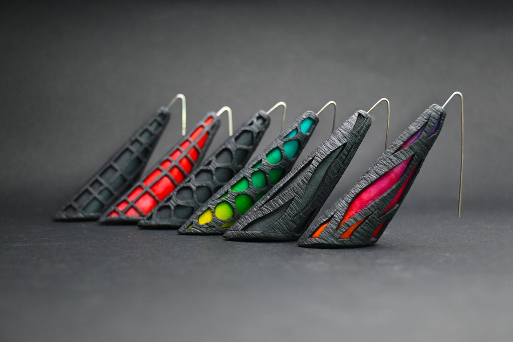 Detalle de la colección de pendientes artesanales de arcilla polimérica Sunset, de diseño calado con distintos degradados de color, inspirados en los atardeceres.