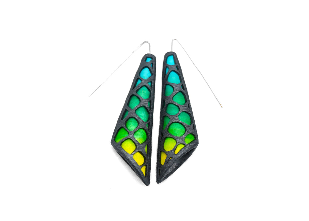 Pendientes ligeros hechos a mano en arcilla polimérica, estilo contemporáneo. Adorno de rejilla negra con base de color degradado de azul a amarillo.