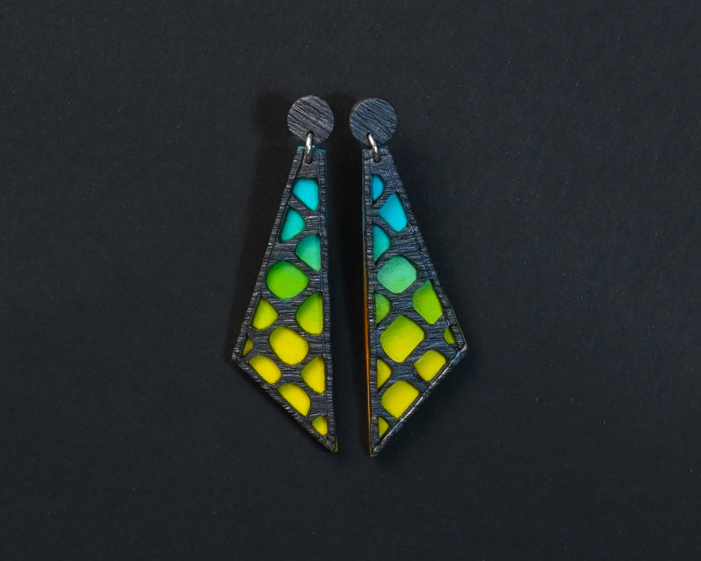 Pendientes de arcilla polimérica modelo Sunset con diseño en color degradado de azul a amarillo