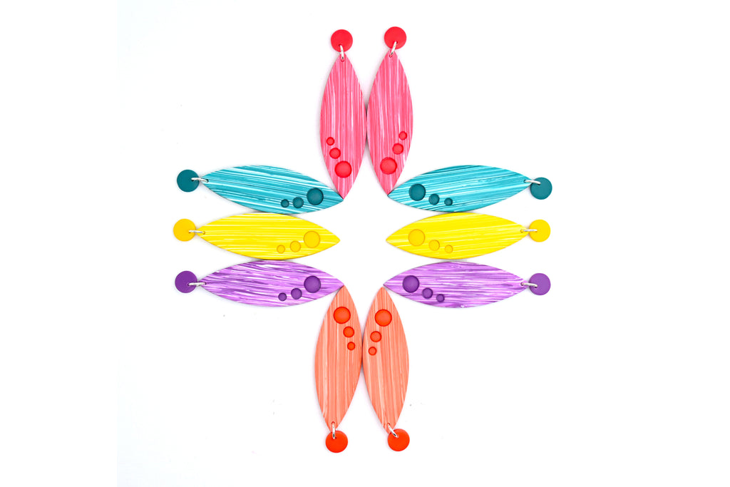 Pendientes ligeros hechos a mano en arcilla polimérica, en cinco colores diferentes. Forma lanceolada y tres lunares en la parte inferior. 