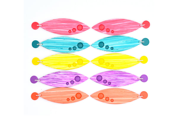 Pendientes ligeros hechos a mano en arcilla polimérica, en cinco colores diferentes. Forma lanceolada y tres lunares en la parte inferior. Imagen-2