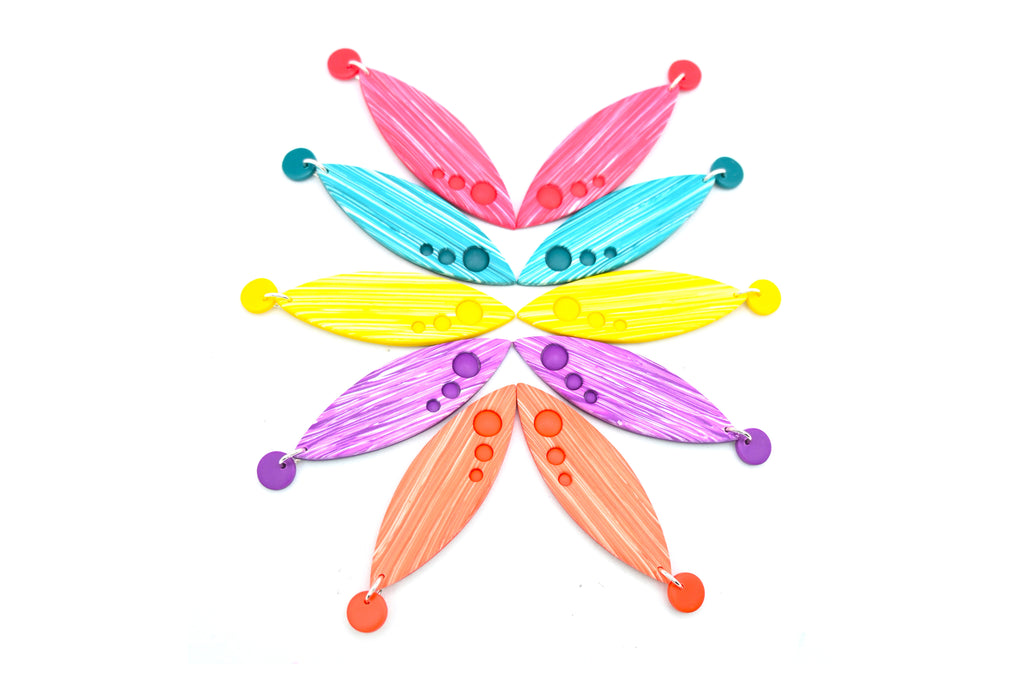 Pendientes ligeros hechos a mano en arcilla polimérica, en cinco colores diferentes. Forma lanceolada y tres lunares en la parte inferior. Imagen-1