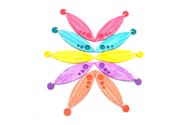 Pendientes ligeros hechos a mano en arcilla polimérica, en cinco colores diferentes. Forma lanceolada y tres lunares en la parte inferior. Imagen-1