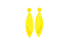 Pendientes hechos a mano en arcilla polimérica. Color amarillo con finas betas blancas, forma lanceolada y tres lunares en la parte inferior.