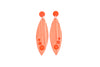 Pendientes hechos a mano en arcilla polimérica. Color naranja con finas betas blancas, forma lanceolada y tres lunares en la parte inferior.