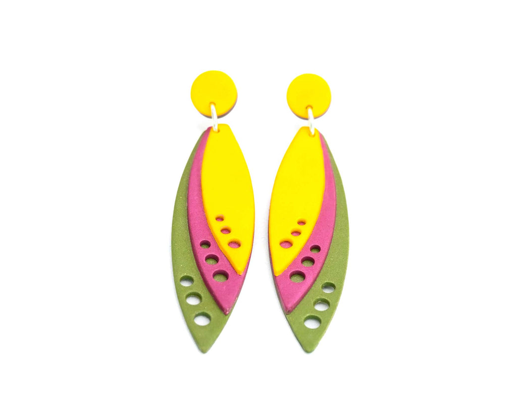 Imagen de los pendientes hechos a mano, modelo Tríada con diseño de capas en color amarillo, granate y verde sobre fondo blanco