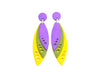 Imagen de los pendientes hechos a mano, modelo Tríada con diseño de capas en color púrpura, verde y amarillo sobre fondo blanco