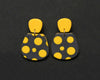 Imagen de los pendientes hechos a mano, modelo Verbena con diseño de de lunares amarillo sobre fondo negro