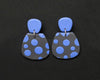 Imagen de los pendientes hechos a mano, modelo Verbena con diseño de de lunares azules sobre fondo negro