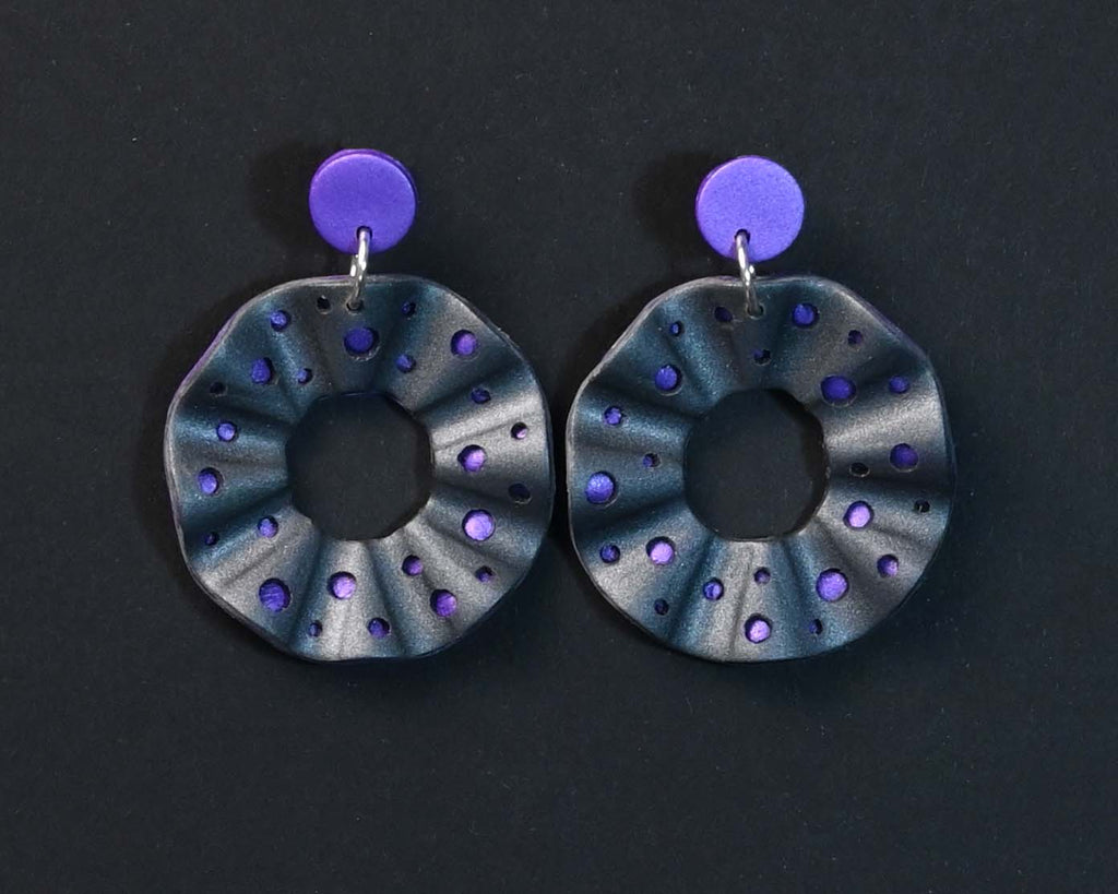 Pendientes de arcilla polimérica modelo Volantes en color púrpura de ARTEM