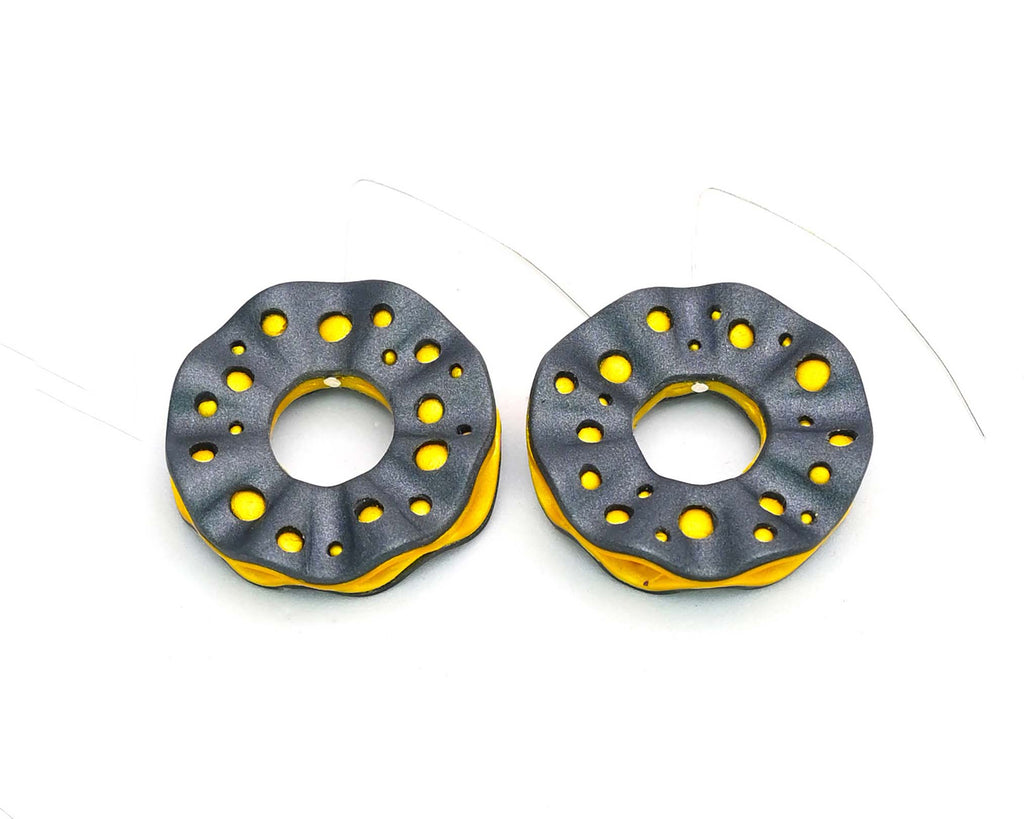 Imagen de los pendientes hechos a mano, modelo Volantes Dobles en color amarillo sobre fondo blanco
