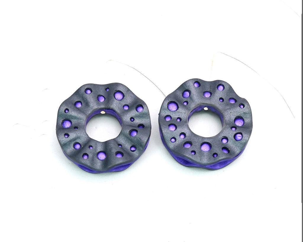 Imagen de los pendientes hechos a mano, modelo Volantes dobles en color púrpura sobre fondo blanco