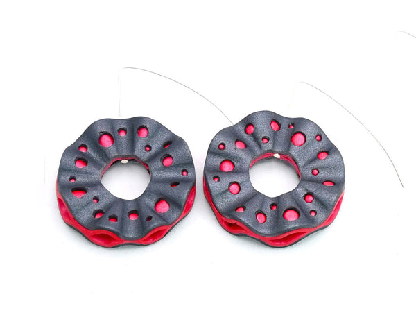 Imagen de los pendientes hechos a mano, modelo Volantes color rojo sobre fondo blanco