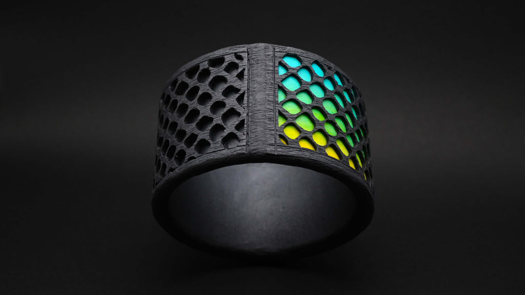 Lateral de la pulsera Sunset, con una parte de degradado de azul a amarillo y otra parte con color gris hematite.