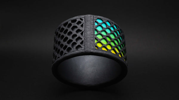 Lateral de la pulsera Sunset, con una parte de degradado de azul a amarillo y otra parte con color gris hematite.