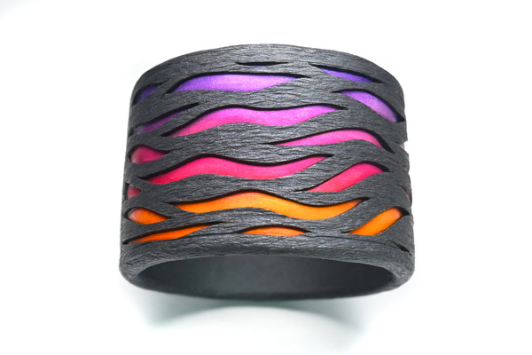 Pulsera artesanal de arcilla polimérica Sunset, con diseño calado y degradado de colores inspirados en el atardecer.