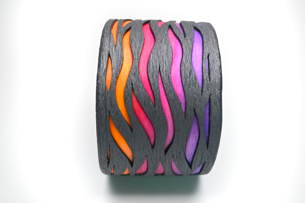 Pulsera artesanal de arcilla polimérica Sunset, con diseño calado y degradado de colores inspirados en el atardecer.