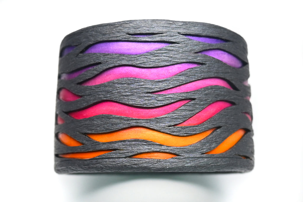 Pulsera artesanal de arcilla polimérica Sunset, con diseño calado y degradado de colores inspirados en el atardecer.